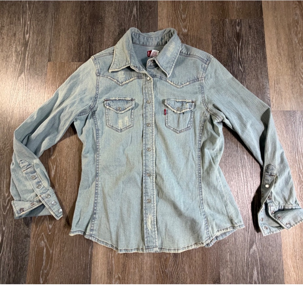 Levis Western Denim Shirt Womens Medium Light Wash Distressed Pearl Snap Top